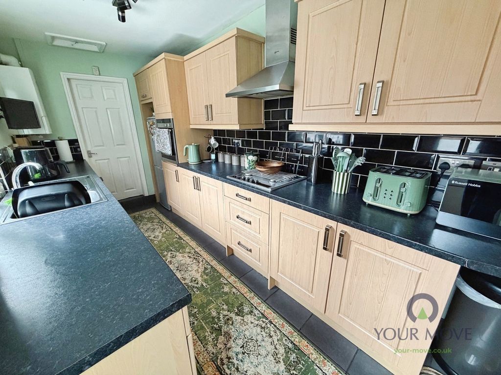 Property photo 3 of 10 Kitchen