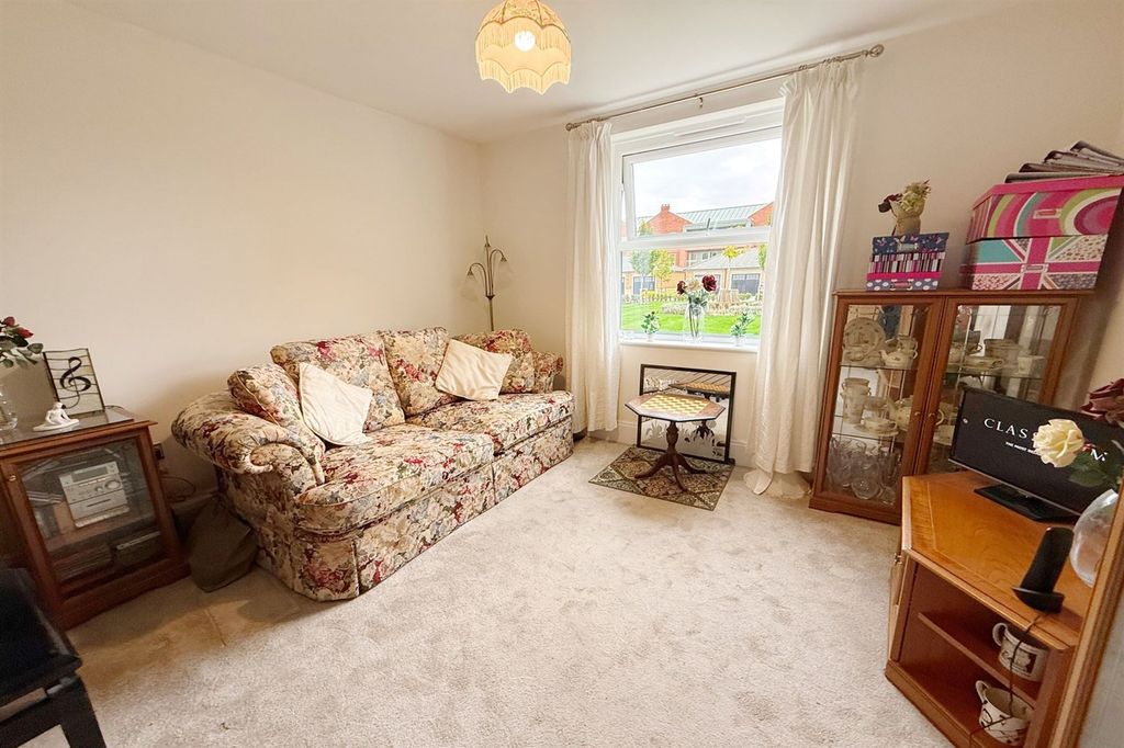 Property photo 1 of 14 Bedroom 2