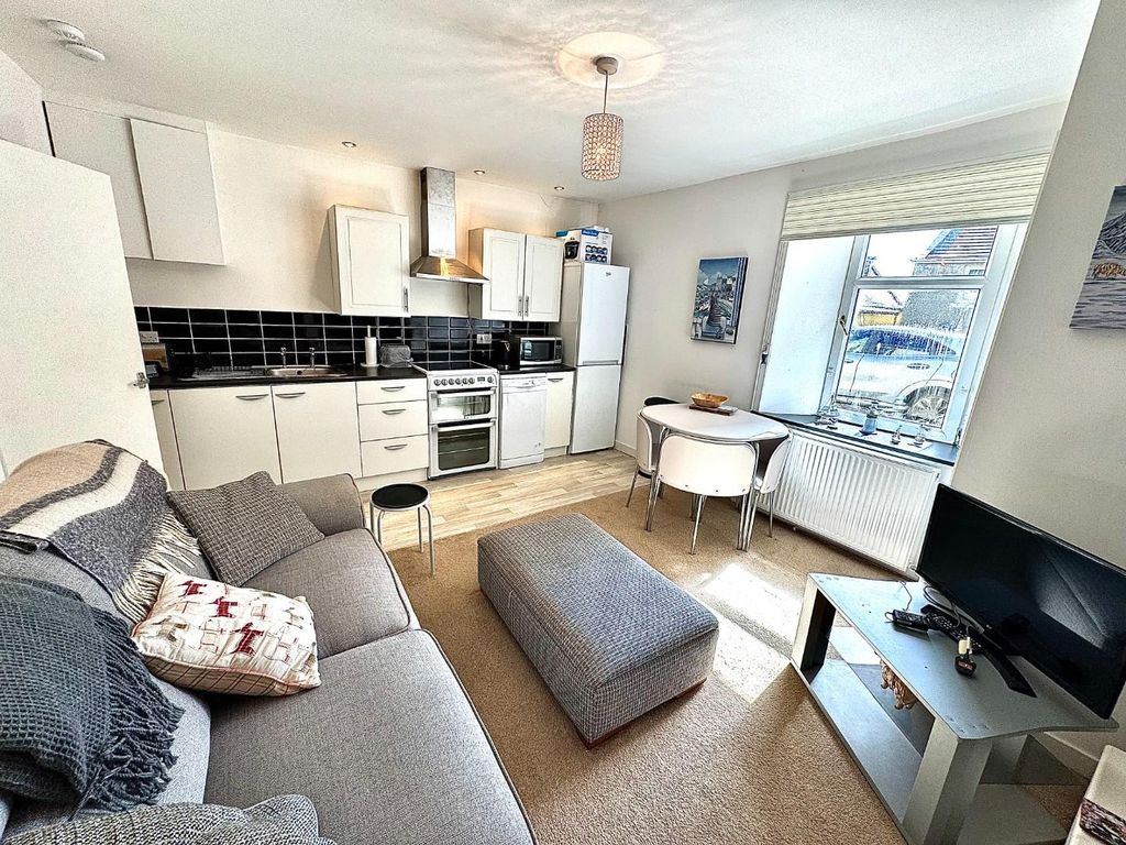 Property photo 2 of 38 Livingroom/Kitchen