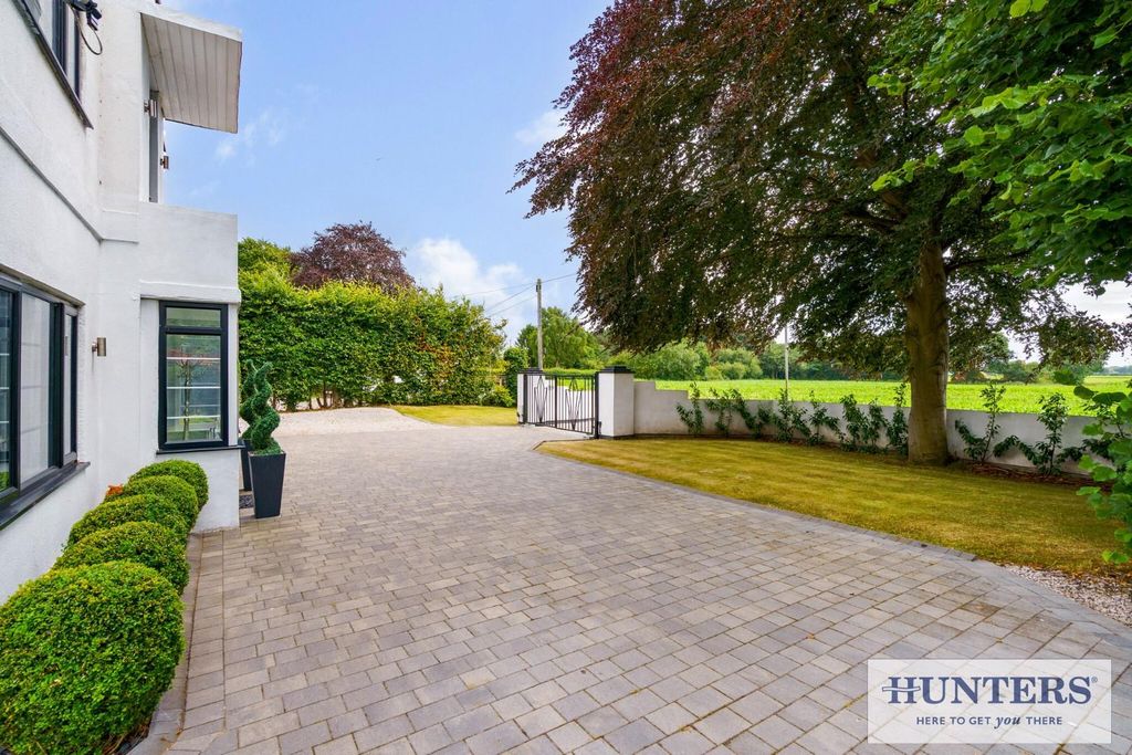 Property photo 2 of 40 94395_White House Selby Road Camblesforth (6) - Co