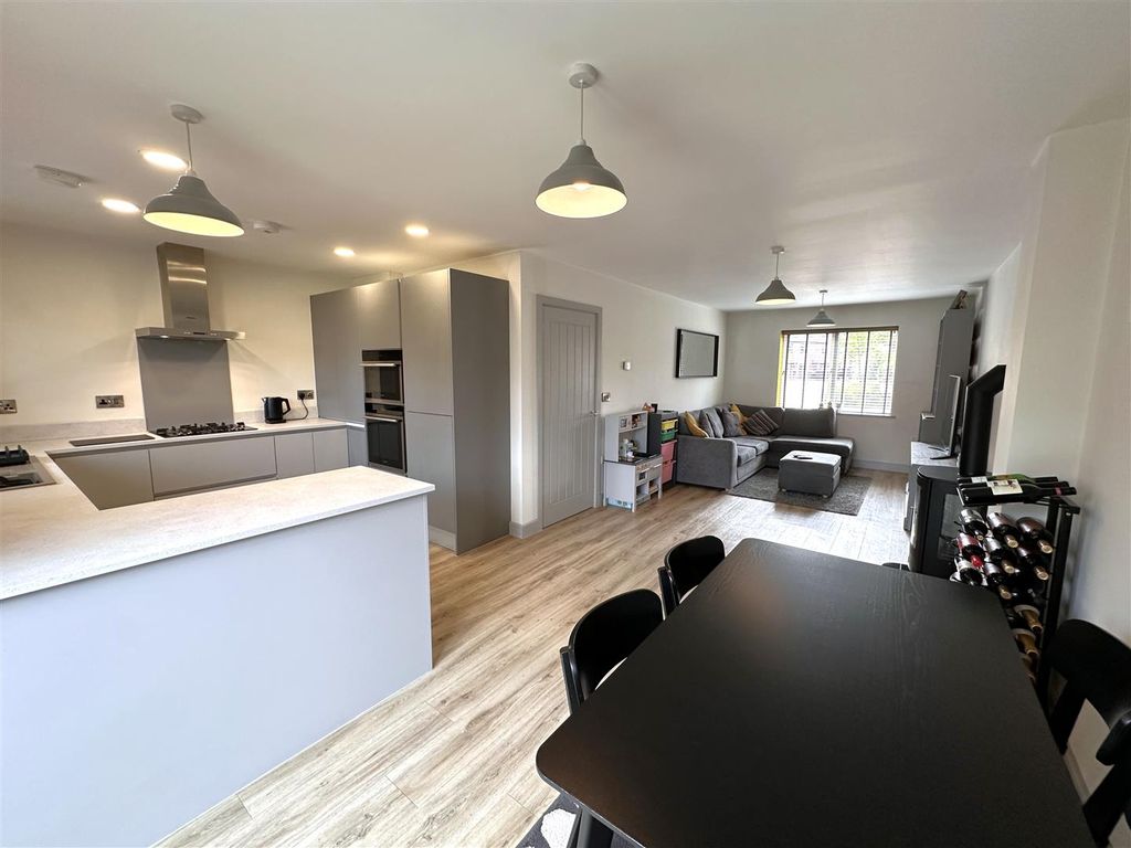 Property photo 2 of 26 Open-Plan Living Space 750
