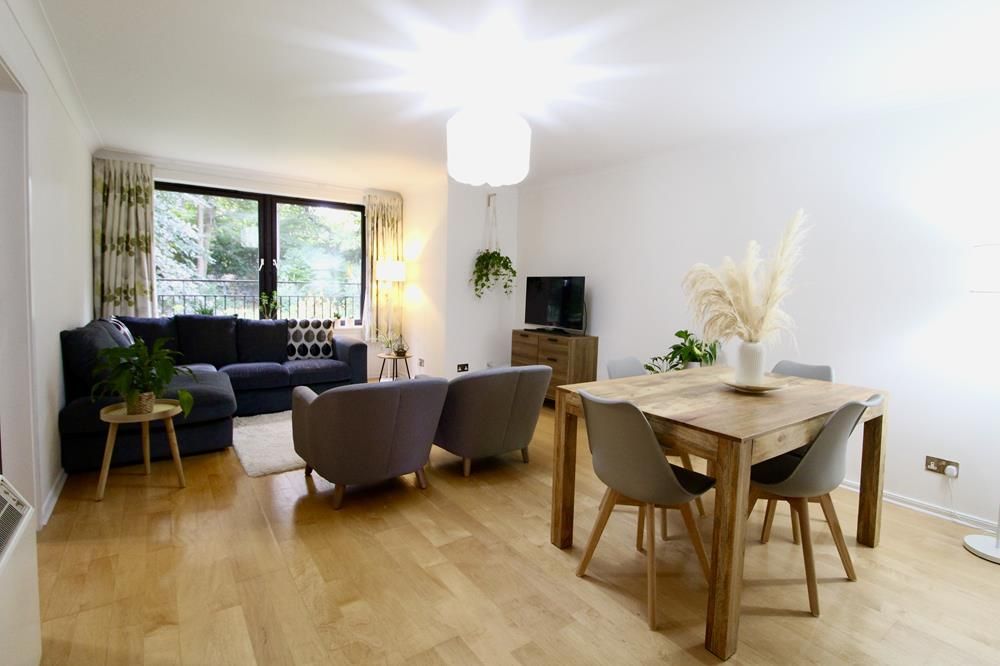Property photo 1 of 10 Lounge − Dining