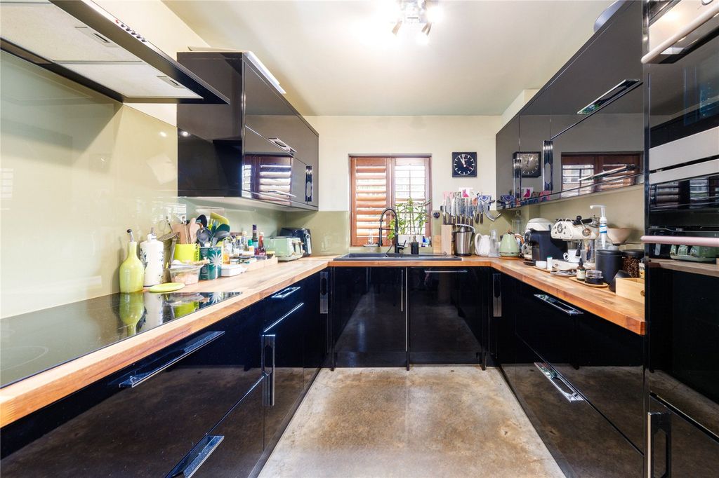 Property photo 3 of 10 Kitchen