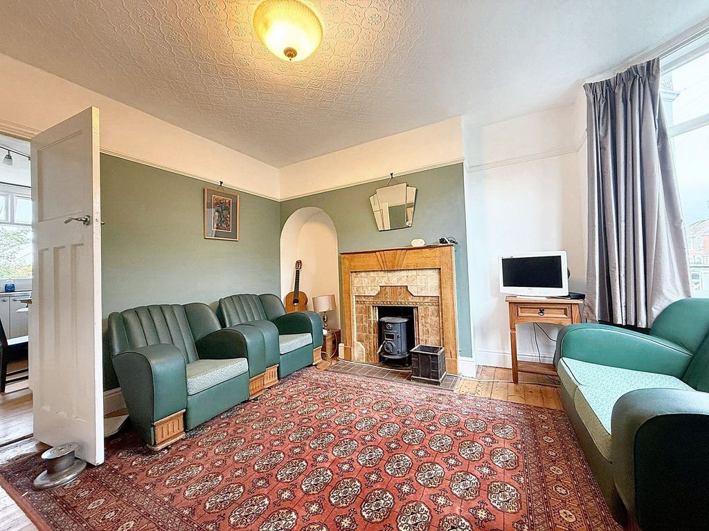 Property photo 2 of 11 Lounge