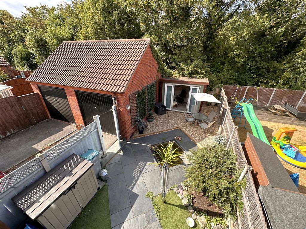 Property photo 3 of 19 Landscaped Garden & Garage 759