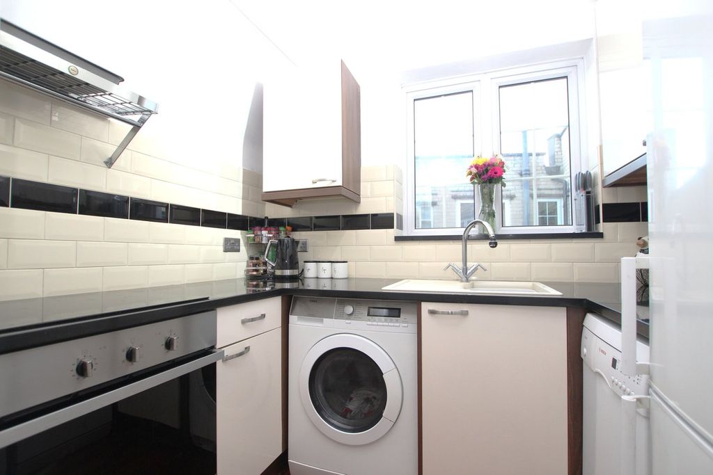 Property photo 3 of 10 Kitchen