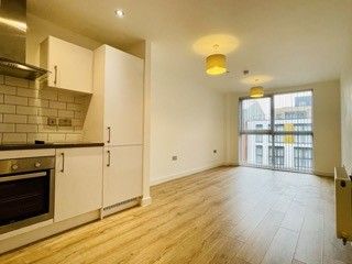 Property photo 1 of 6 Modern &amp; Unfurnished City Centre Apartment - Make It Your Own