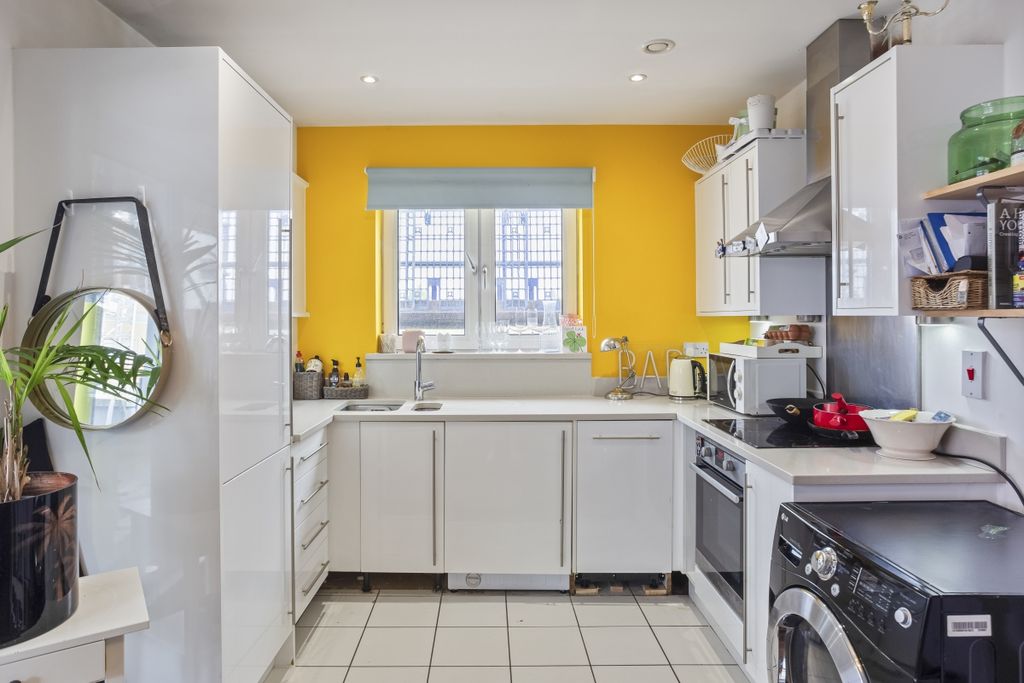 Property photo 3 of 9 66366 32 Roma Hou...
