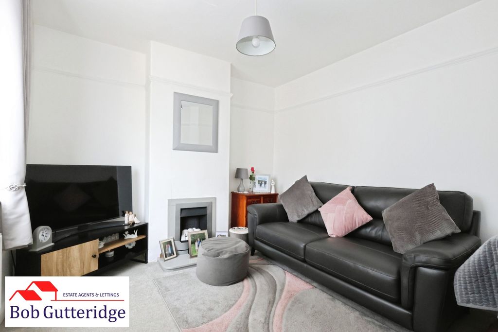 Property photo 2 of 17 Lounge