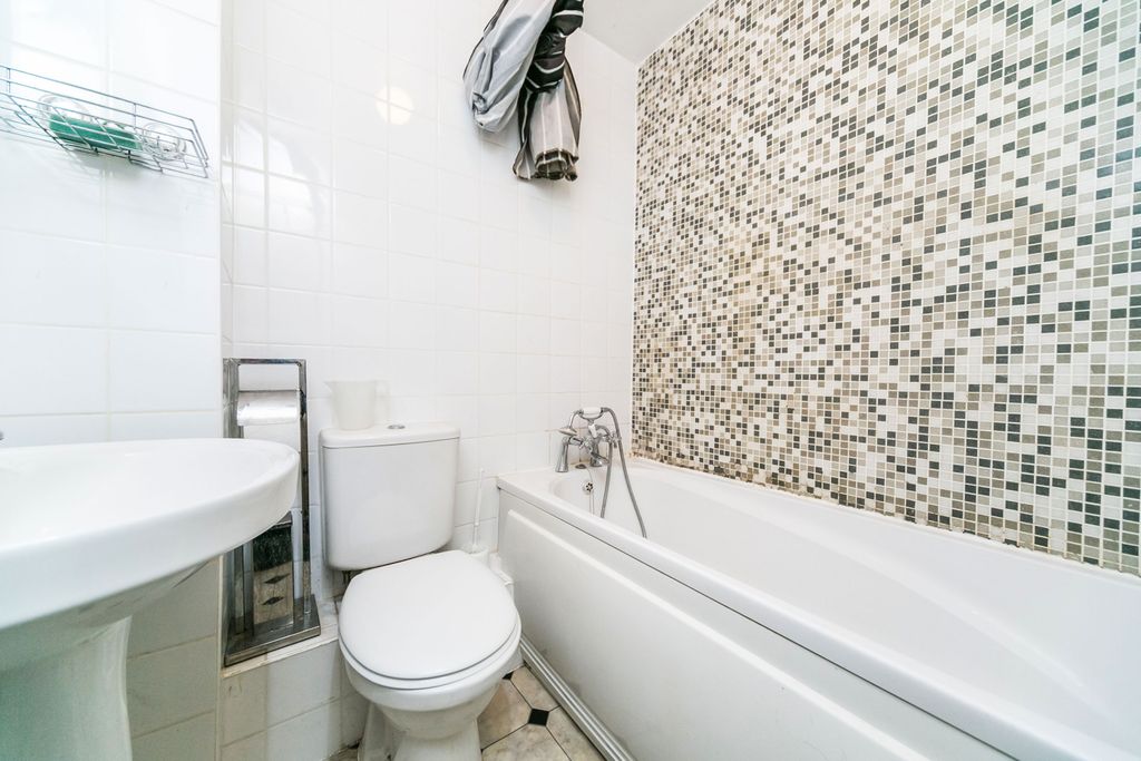 Property photo 3 of 8 79B222Ff-1d1B-4178-8