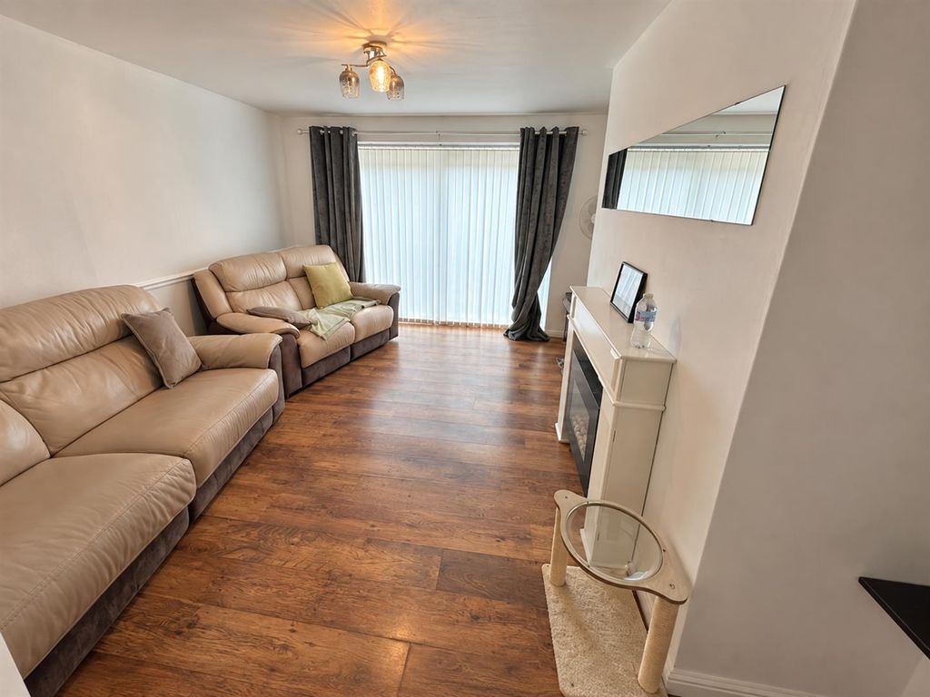 Property photo 2 of 20 27 York 19.Png