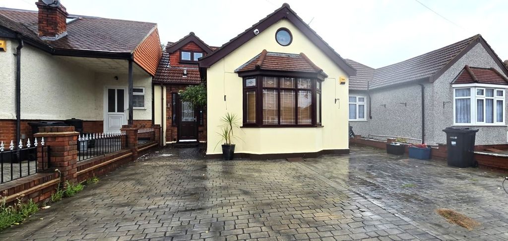 Property photo 1 of 13 4 Bed Bungalow To Rent Sheldon Avenue, Clayhall Ig5