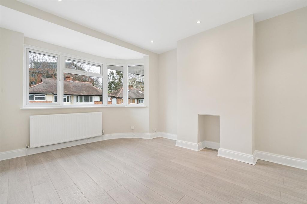 Property photo 1 of 7 65 Runneymede Colliers Wood Sw19 Reception.Jpg