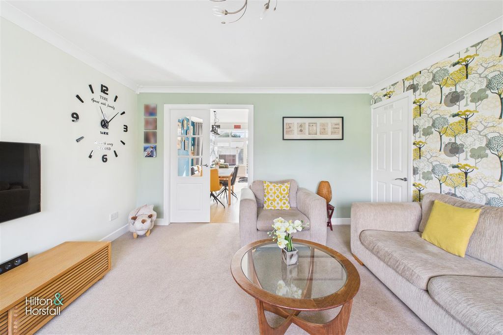 Property photo 3 of 21 Leyland Close