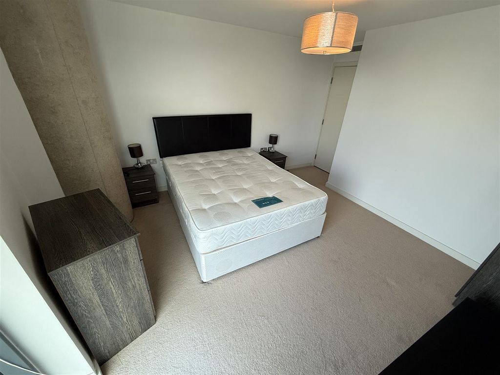 Property photo 2 of 10 Bedroom