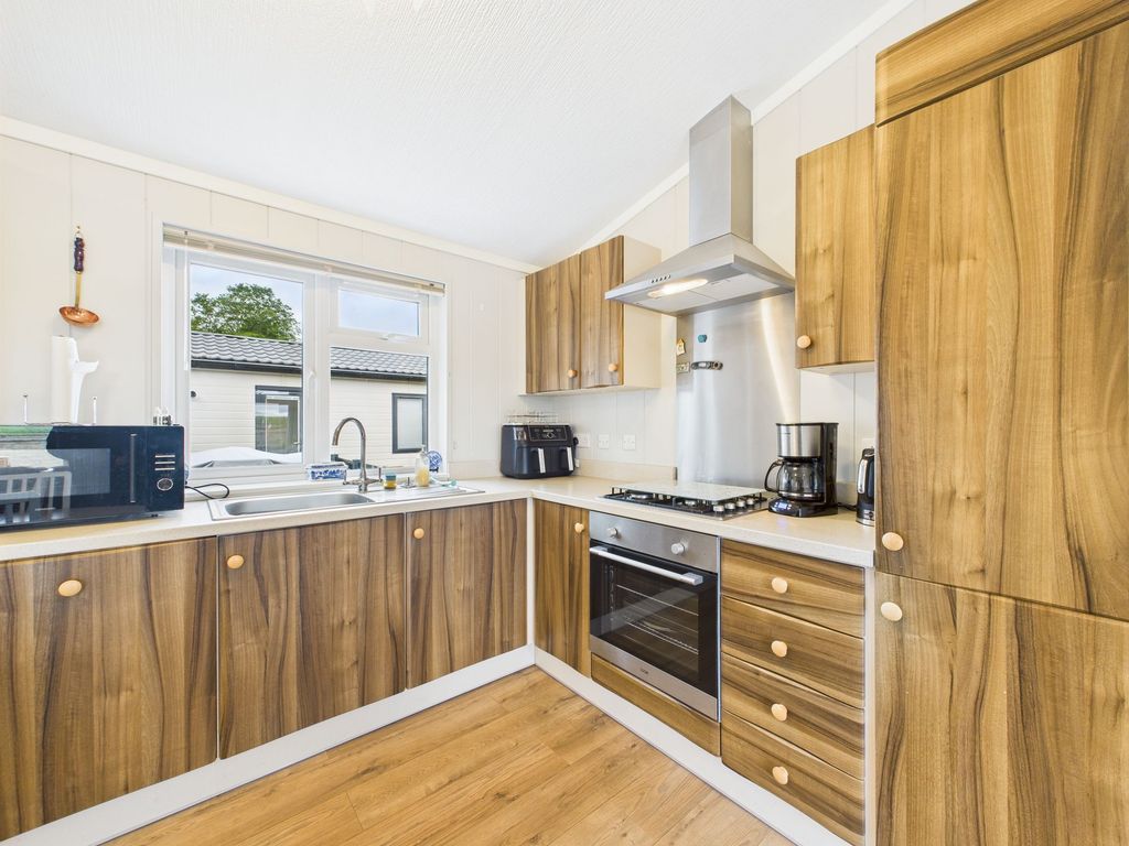 Property photo 3 of 18 Kitchen