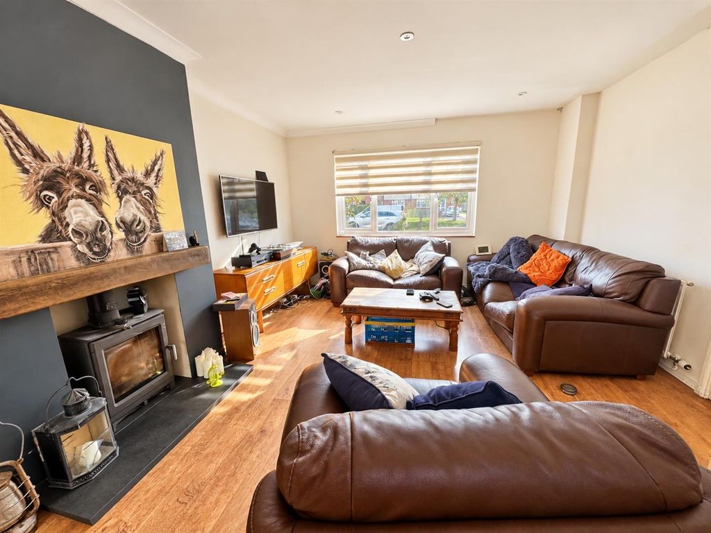 Property photo 3 of 10 Lounge.Jpg