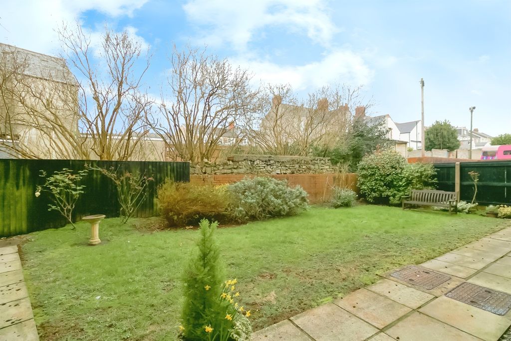 Property photo 2 of 12