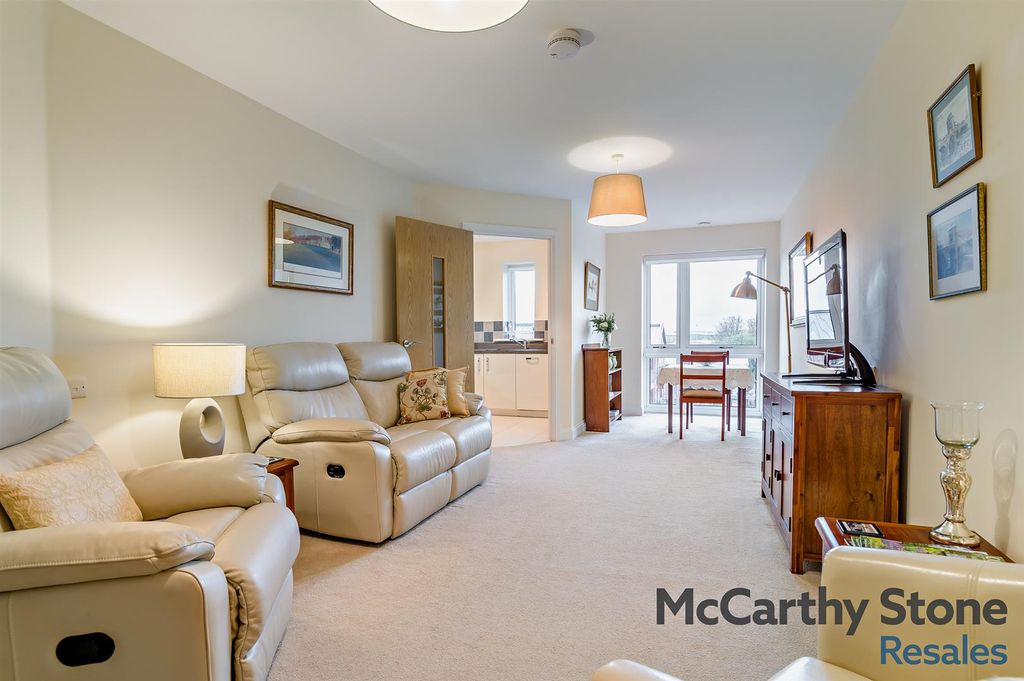 Property photo 2 of 23 8671157-Interior07-800.Jpg