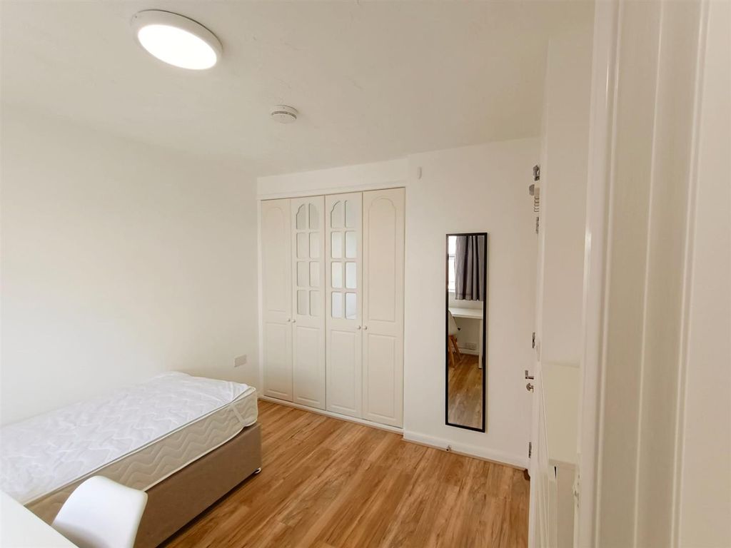 Property photo 1 of 7 Room 301