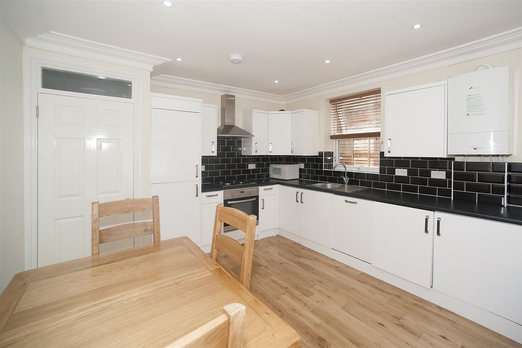 Property photo 2 of 7 Kitchen