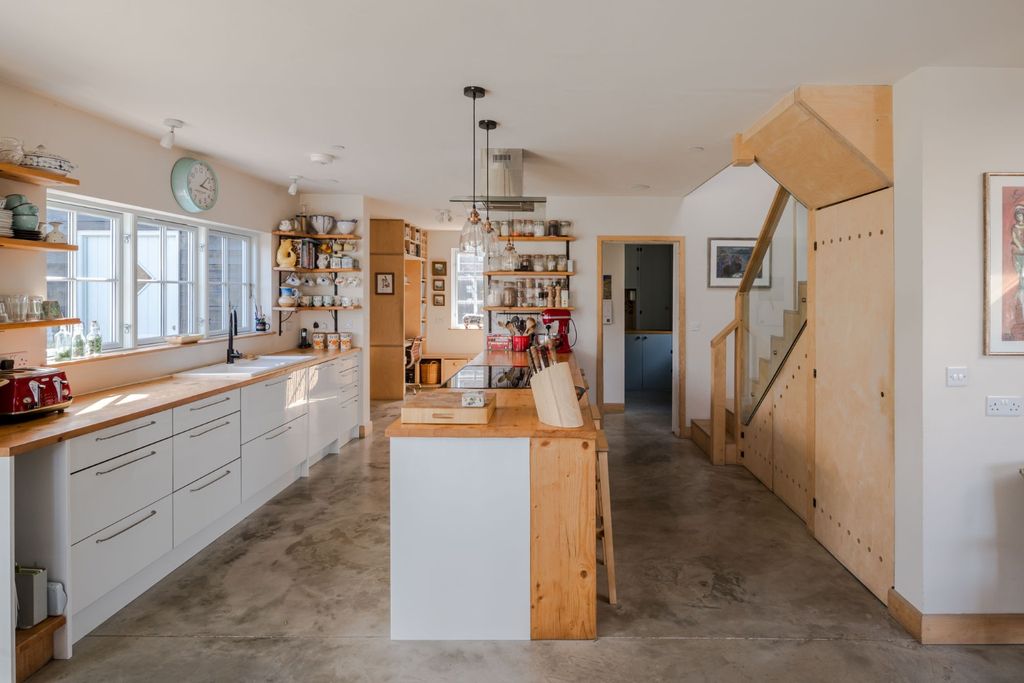 Property photo 3 of 27