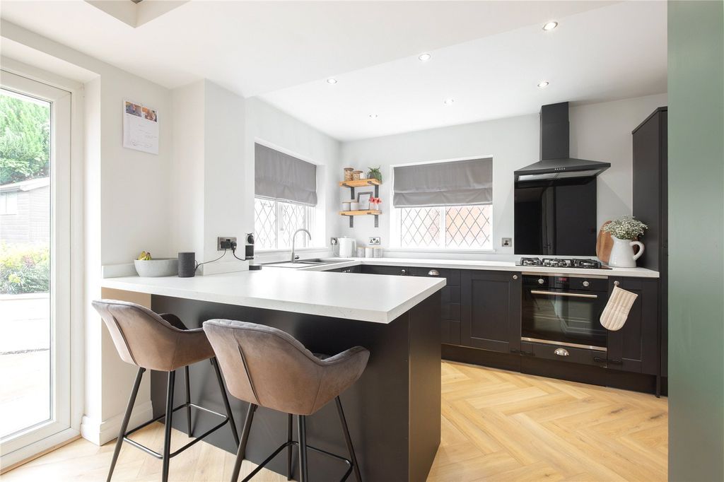 Property photo 3 of 25 Dining Kitchen