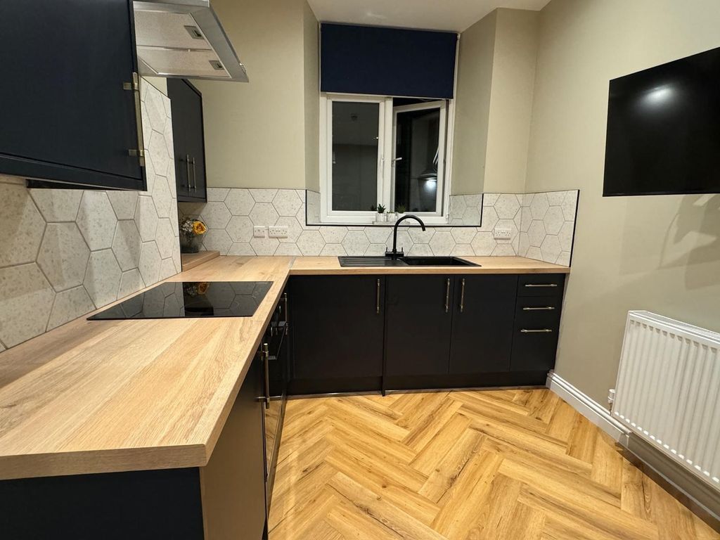 Property photo 2 of 10 Kitchen