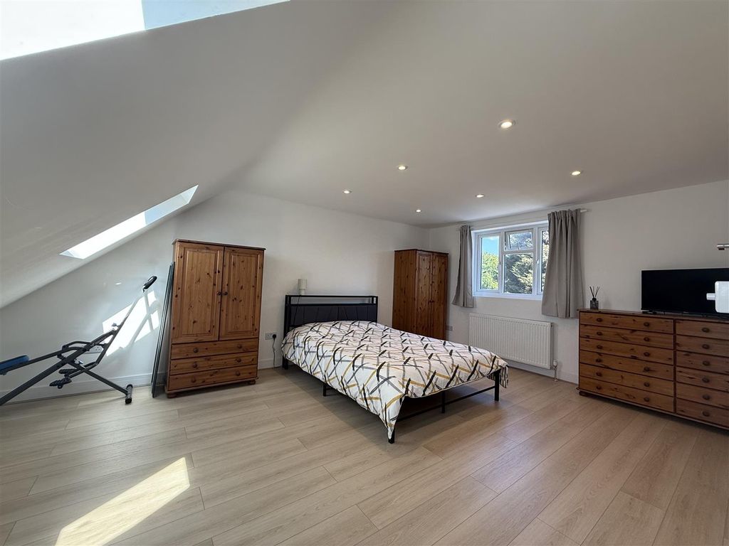 Property photo 1 of 7 Room
