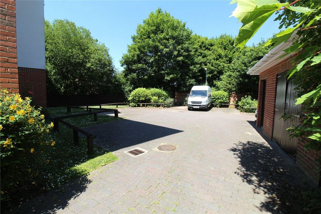 Additional image 7 of 1 bed flat for saleDoctors Acre, Hook, Hampshire RG27