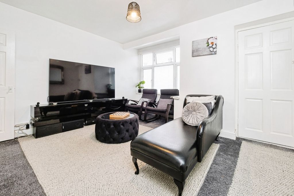 Property photo 2 of 23 Lounge