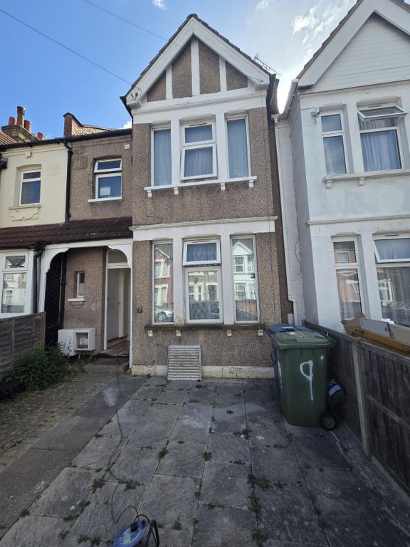 Property photo 1 of 5 First-Floor Maisonette On Stirling Road, Ha3