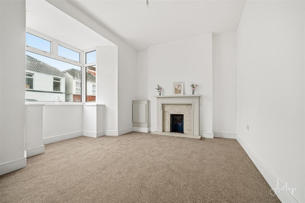 Property photo 2 of 14 Lounge