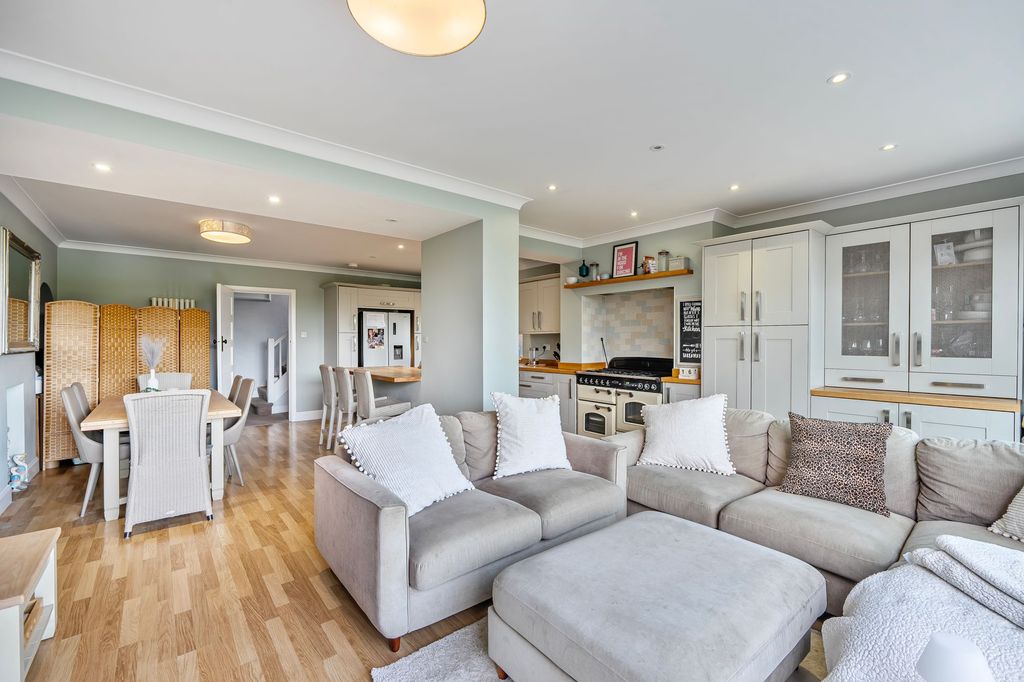 Property photo 2 of 24 Stoneleigh Park Road, Epsom - Kt19 0Rg