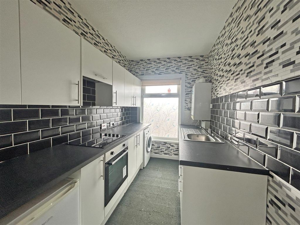 Property photo 3 of 10 Kitchen