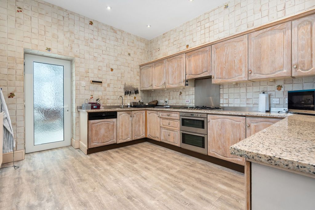 Property photo 3 of 44