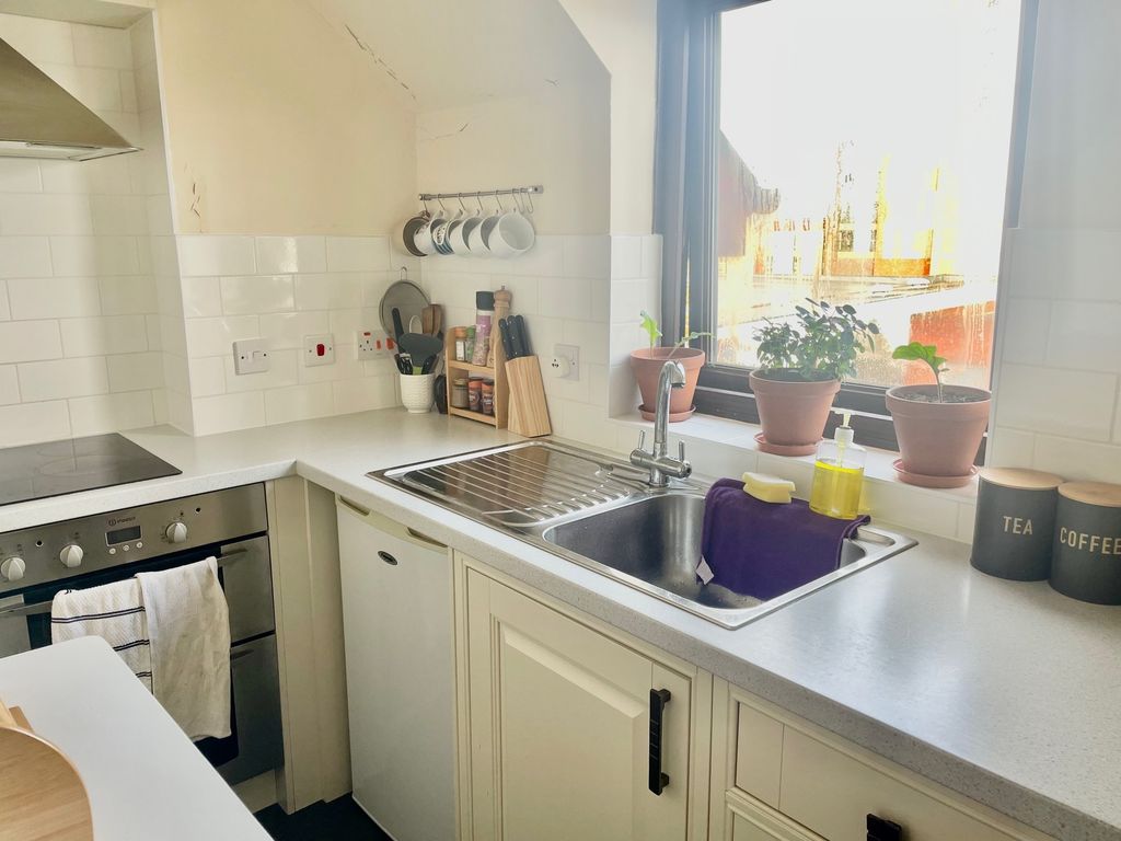 Property photo 2 of 7 Kitchen