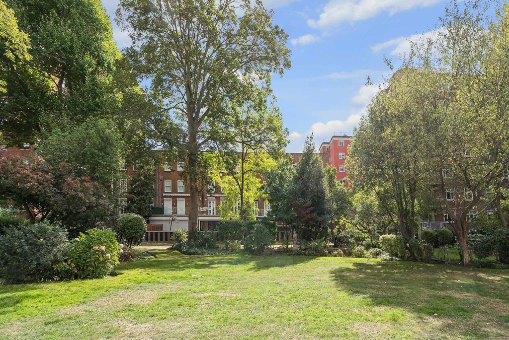 Property photo 3 of 12 Communal Gardens