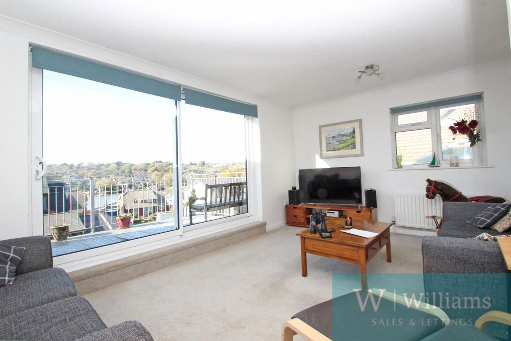 Property photo 3 of 20 Lounge