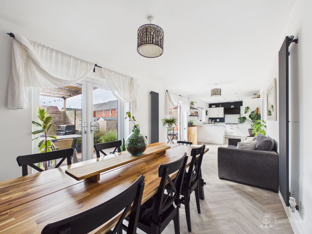 Property photo 3 of 33 Kitchen Diner- Mark Stephens Ewemove Newmarket And