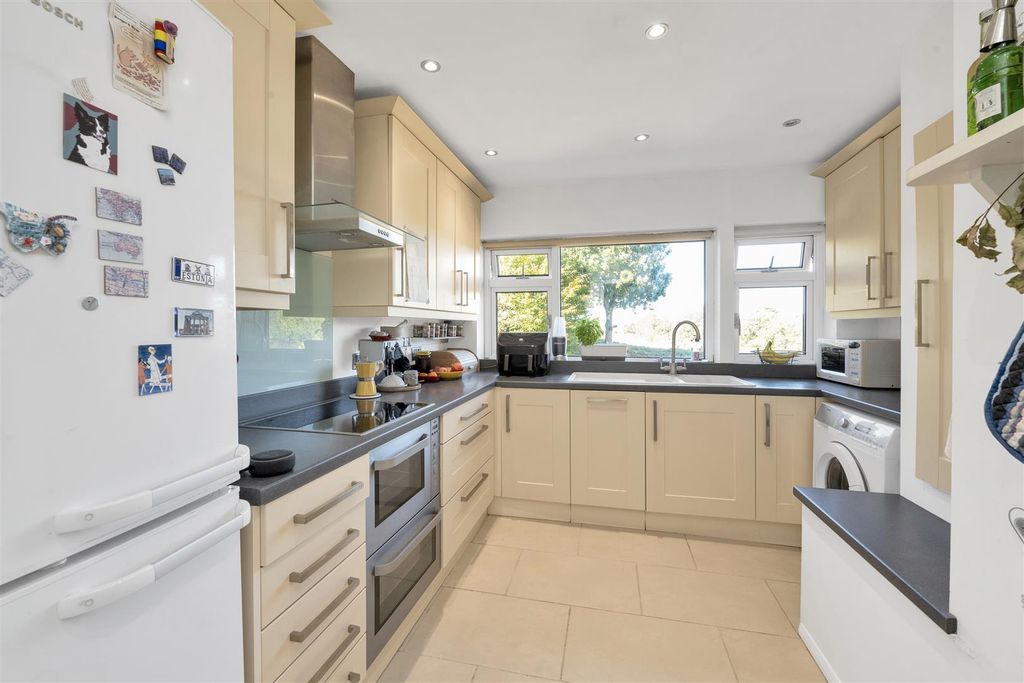 Property photo 2 of 10 28-Riverford-Close-05.Jpg