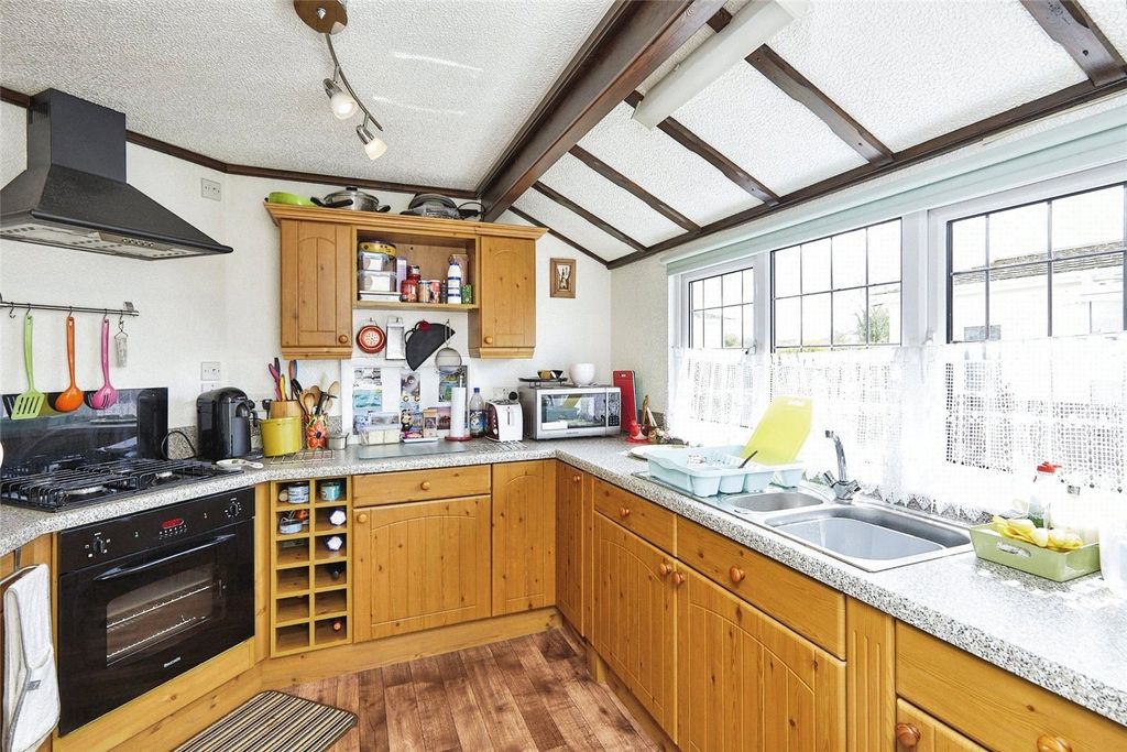 Property photo 3 of 8 Kitchen