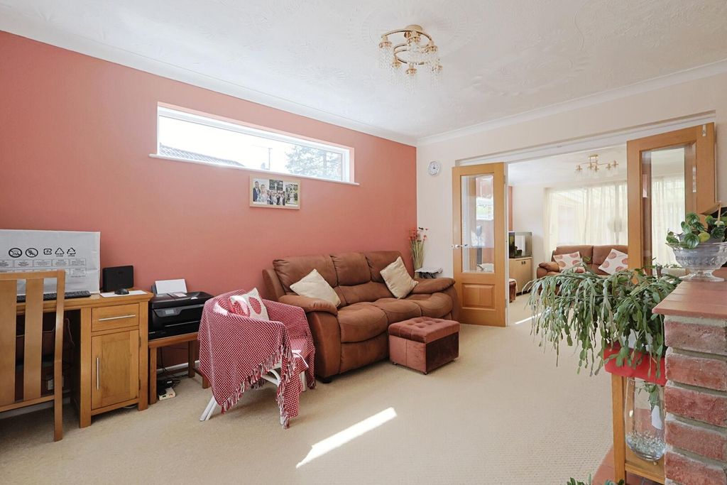3 bed detached bungalow for saleYork Road, Broadstone BH18 photo 4