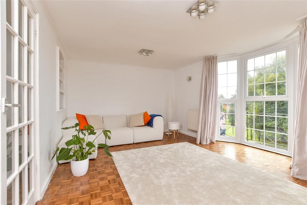 Property photo 3 of 18 Lounge