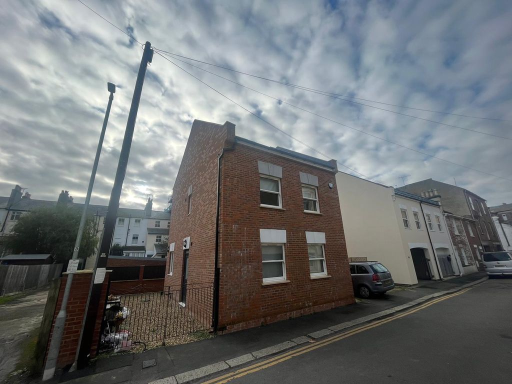 Property photo 1 of 8 Front