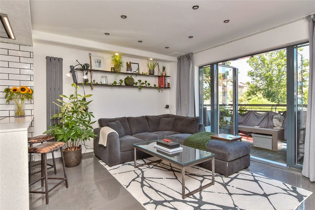 Property photo 3 of 10 Lounge/ Kitchen