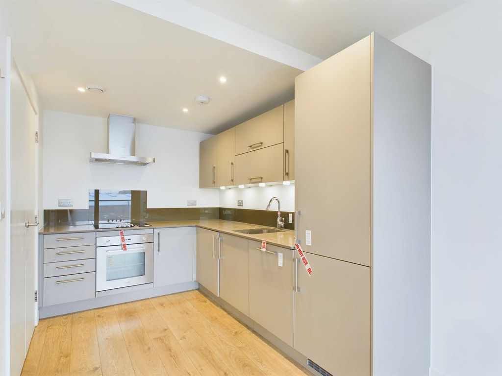 Property photo 3 of 14 Cam03741G0-Pr0043-Still001