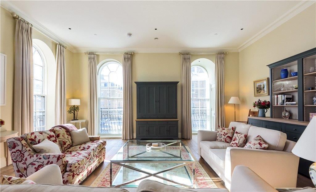 Property photo 2 of 19 Sitting Room