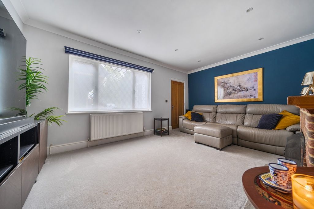 Property photo 3 of 21 Living Room