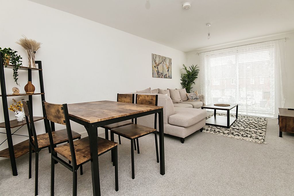 Property photo 3 of 7 Living Space